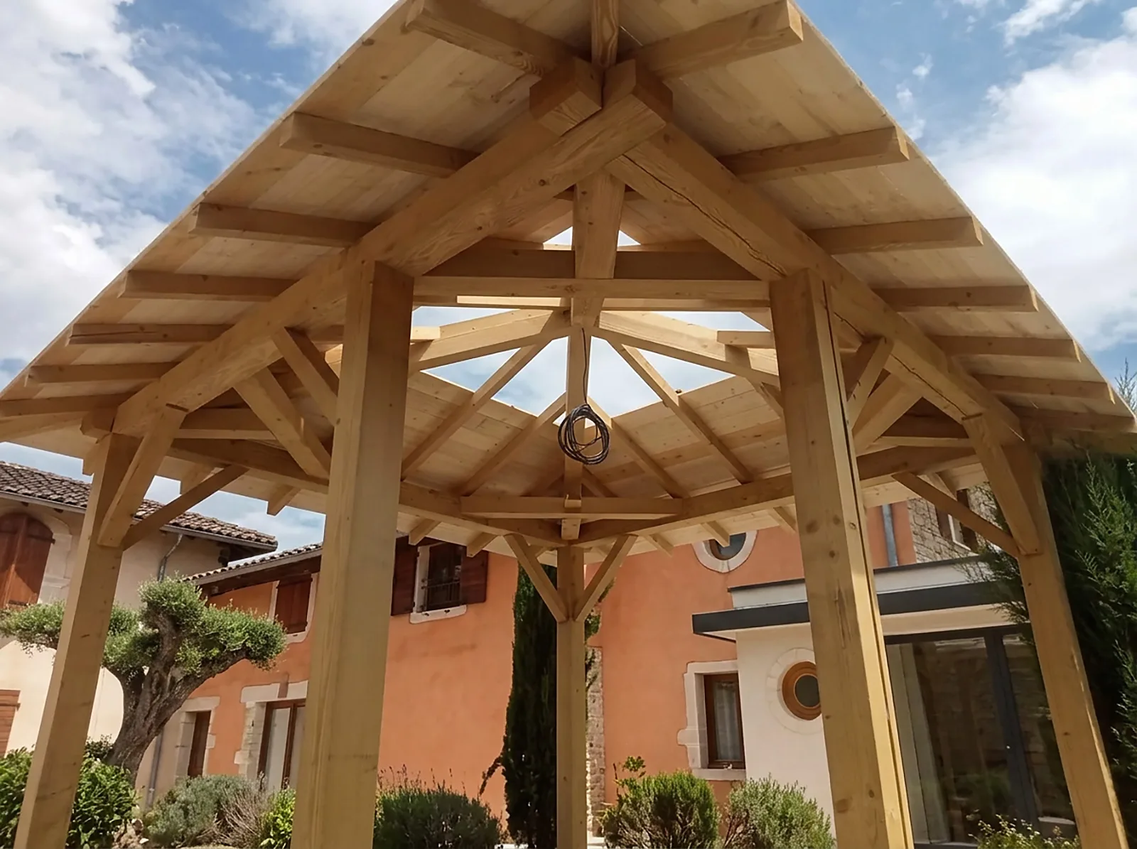 Assemblage de charpente bois d'une pergola, vue sous la toiture
